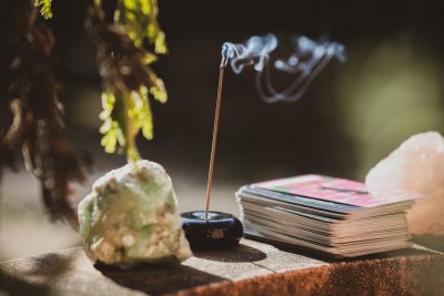 De mystiek van wierook en edelstenen sieraden
